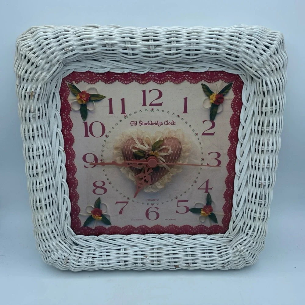 Vtg White Wicker Old Stockbridge quartz Wall Clock Cottage Core 11x11” works
